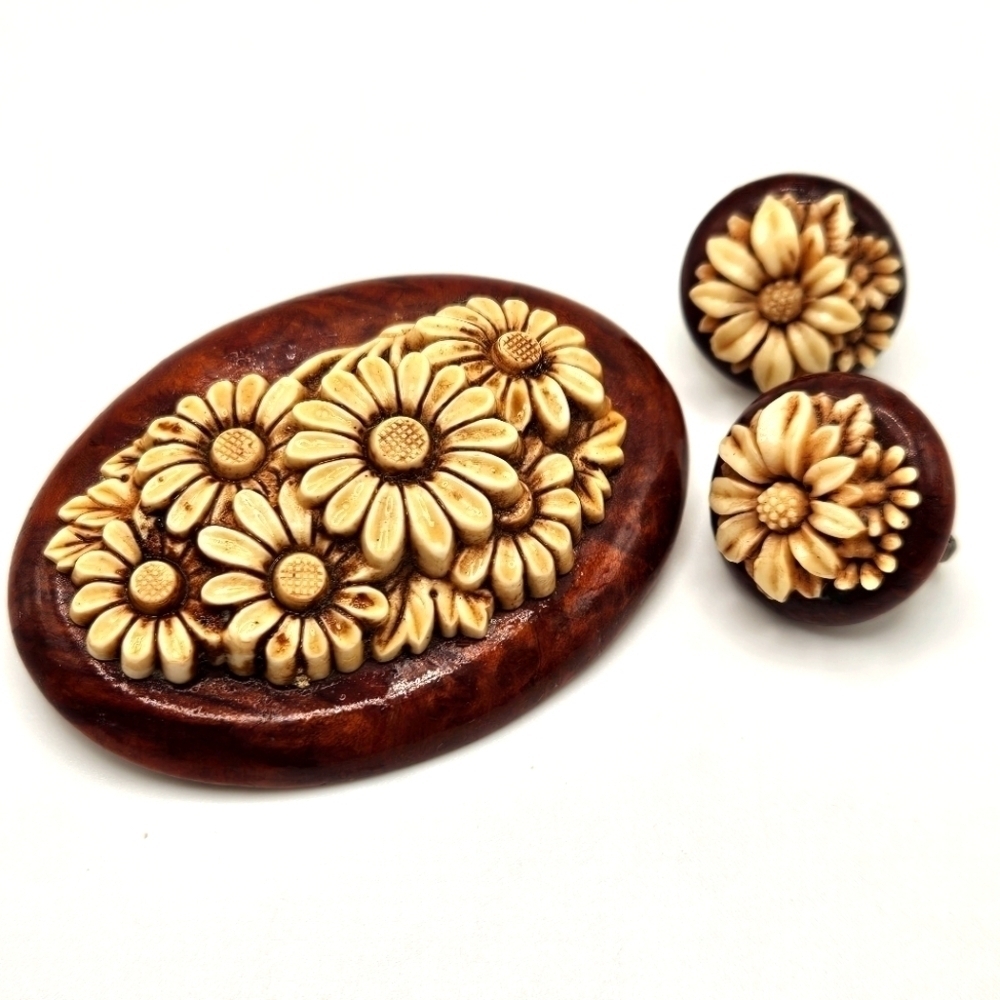 VINTAGE Celluloid and Wood 3D Daisy Flower Carved Brooch Pin and Earrings Set